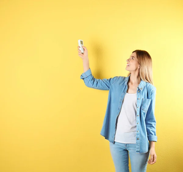 Vrouw Met Air Conditioner Extern Een Achtergrond Met Kleur — Stockfoto