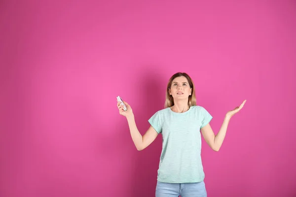 Mulher Com Condicionado Remoto Fundo Cor — Fotografia de Stock