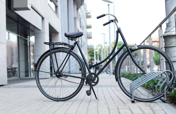 Μοντέρνο Μαύρο Ποδήλατο Παρκαρισμένο Στο Δρόμο Της Πόλης — Φωτογραφία Αρχείου