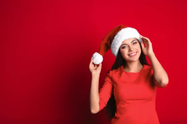 Giovane Bella Donna Cappello Babbo Natale Sfondo Colori Celebrazione Natale — Foto Stock