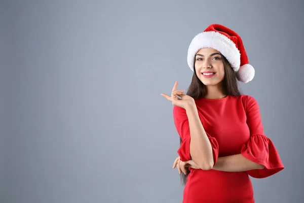 Jovem Mulher Bonita Chapéu Papai Noel Fundo Cinza Celebração Natal — Fotografia de Stock