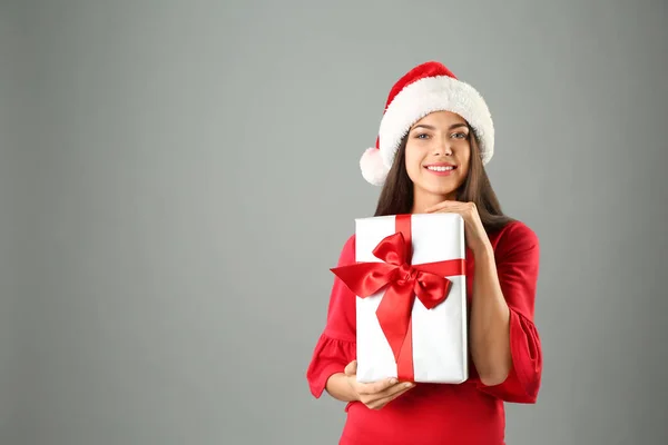 Νεαρή Όμορφη Γυναίκα Καπέλο Santa Κουτί Δώρου Γκρι Φόντο Χριστουγεννιάτικη — Φωτογραφία Αρχείου