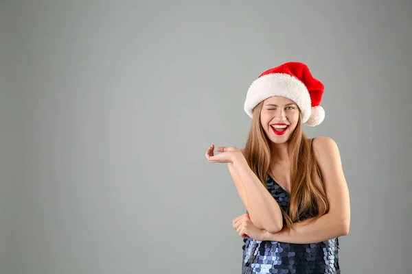 Jeune Belle Femme Chapeau Père Noël Sur Fond Gris Fête — Photo