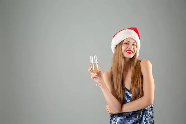 Mladá Krásná Žena Santa Hat Sklenkou Šampaňského Šedém Pozadí Vánoční — Stock fotografie