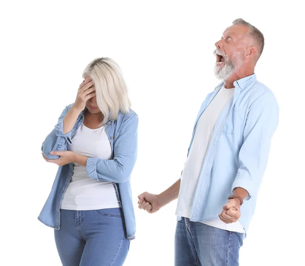 Pareja Madura Discutiendo Sobre Fondo Blanco Problemas Relación — Foto de Stock