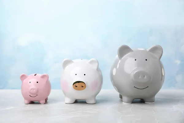 Três Bancos Porquinhos Bonitos Mesa Contra Fundo Cor — Fotografia de Stock