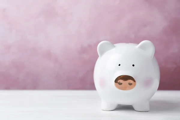 Weißes Sparschwein Auf Dem Tisch Geld Sparen — Stockfoto