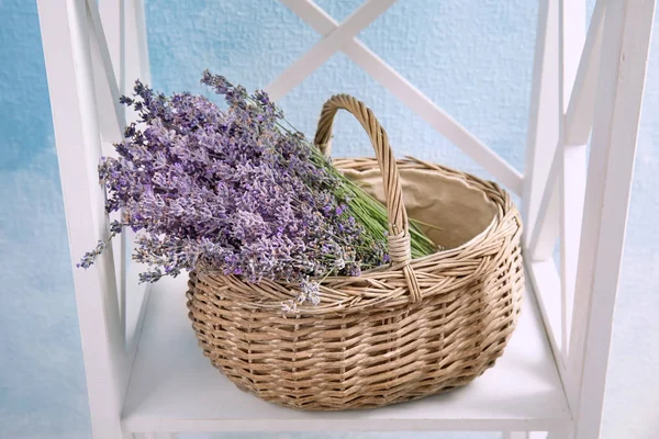Weidenkorb Mit Lavendelblüten Regal — Stockfoto