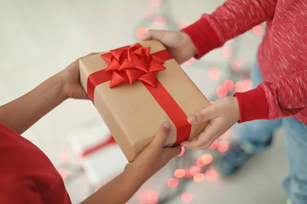 Симпатичные Маленькие Дети Рождественским Подарком Помещении — стоковое фото