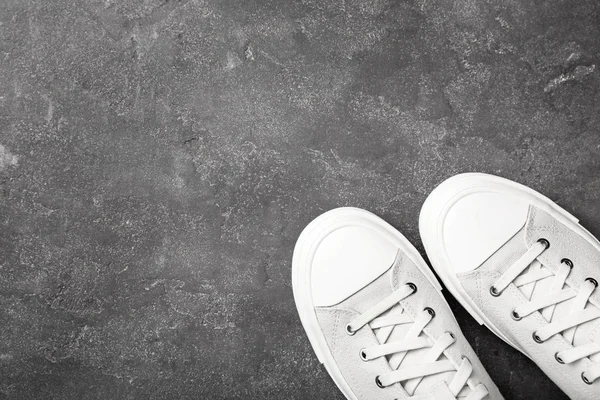 Ζευγάρι Άσπρα Αθλητικά Παπούτσια Σκούρο Φόντο Top View — Φωτογραφία Αρχείου
