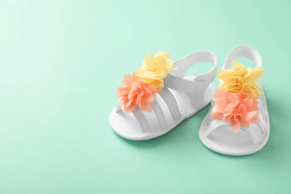 Par Baby Sandaler Dekorerad Med Blommor Färgbakgrund — Stockfoto