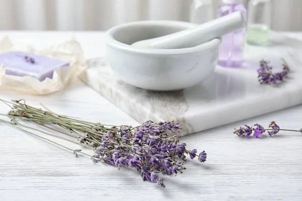 Composición Con Flores Lavanda Productos Cosméticos Naturales Sobre Mesa —  Fotos de Stock