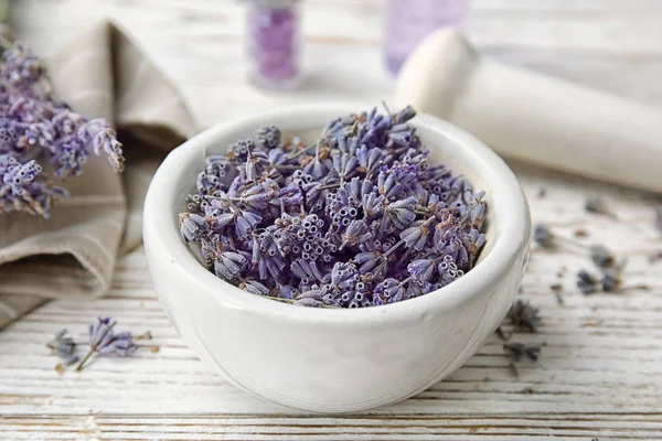 Mortero Con Flores Lavanda Mesa Ingrediente Para Cosméticos Naturales —  Fotos de Stock