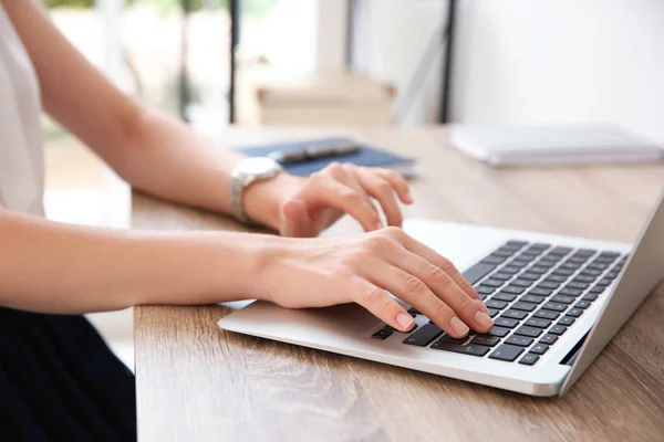 Jovem Empresária Usando Laptop Mesa Escritório — Fotografia de Stock