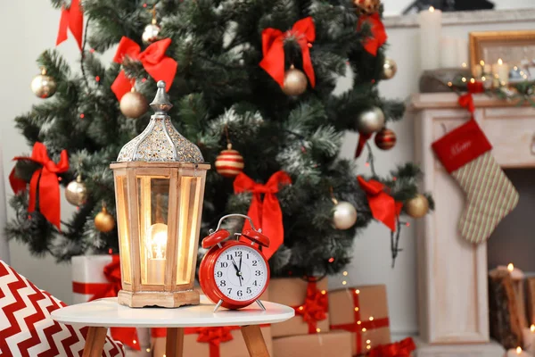 Linterna Despertador Mesa Cerca Del Árbol Navidad Decorado Elegante Interior —  Fotos de Stock