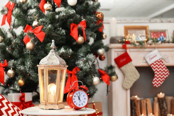 Φανάρι Και Ξυπνητήρι Στο Τραπέζι Κοντά Στολισμένο Χριστουγεννιάτικο Δέντρο Στο — Φωτογραφία Αρχείου