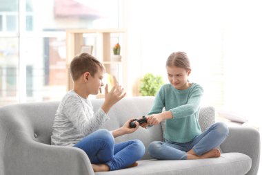 Evde koltukta kardeşiyle kavga kardeşim