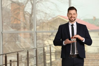 Emlakçı ev modeli, holding