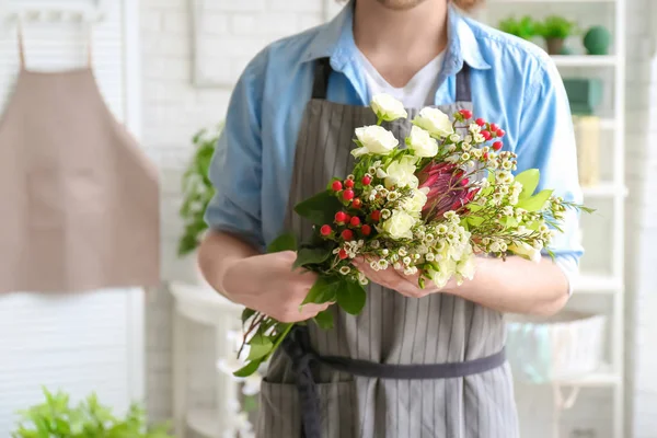 Mężczyzna Kwiaciarnia Piękny Bukiet Miejscu Pracy — Zdjęcie stockowe