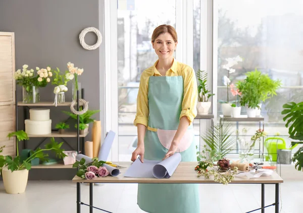 Floristería Femenina Creando Ramo Lugar Trabajo — Foto de Stock