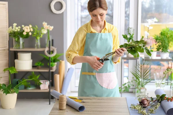 Floristería Femenina Poda Rosas Lugar Trabajo — Foto de Stock