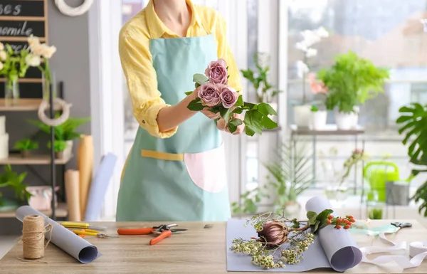 Florista Femenina Con Rosas Lugar Trabajo — Foto de Stock