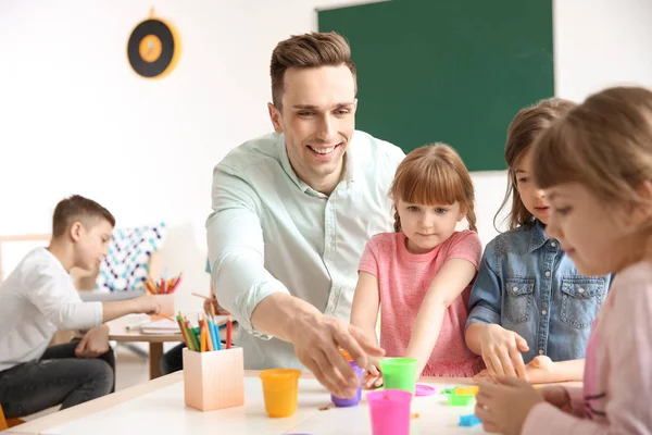 Söta Lilla Barn Med Lärare Klassrummet Skolan — Stockfoto