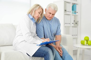 İstemci hastanede çalışan üst düzey kadın resepsiyonist