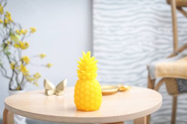 Mum oda tablo şeklinde ananas