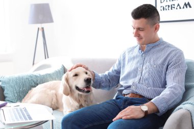Onun dostu köpek vasıl ev sahibiyle portresi