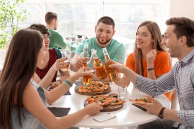 Gençler eğleniyor kapalı lezzetli pizza partisi