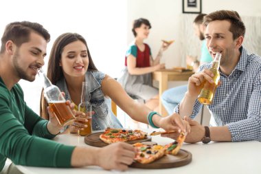 Gençler eğleniyor kapalı lezzetli pizza partisi