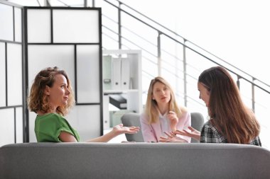 Genç kadın ve onun genç kızı ziyaret çocuk psikologu Office
