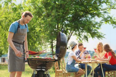 Gençler açık havada barbekü ile modern mangal partisi
