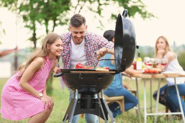 Gençler açık havada barbekü ile modern mangal partisi