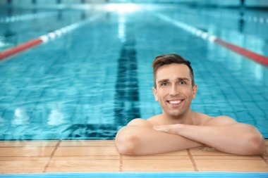 Yüzme havuzunda genç atletik erkek