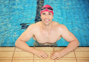 Yüzme havuzunda genç atletik erkek
