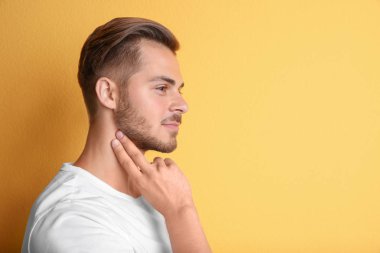 Genç adam darbe renk arka plan üzerinde kontrol