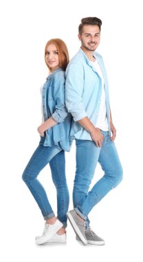 Beyaz arka plan üzerinde şık Jeans genç çift