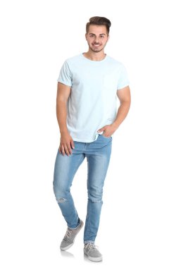 Genç adam beyaz arka plan üzerinde şık kot pantolon