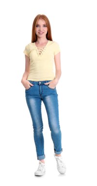 Beyaz arka plan üzerinde şık Jeans genç kadın
