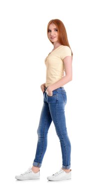 Beyaz arka plan üzerinde şık Jeans genç kadın