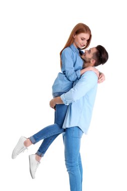 Beyaz arka plan üzerinde şık Jeans genç çift