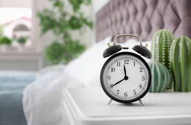 Analog alarm saat tablo yatak odasında. Günün saati