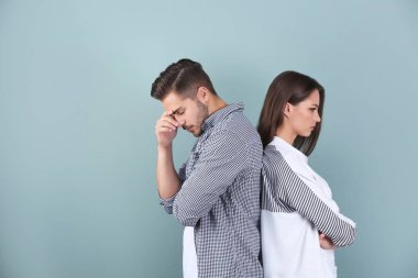 Genç çift renk arka plan üzerinde üzgün. İlişki sorunları