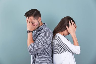 Genç çift renk arka plan üzerinde üzgün. İlişki sorunları