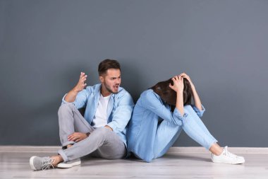 Genç bir çift kapalı tartışmayı. İlişki sorunları