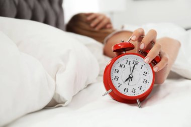 Çalar saat yatak odasında devre dışı bırakarak kadın