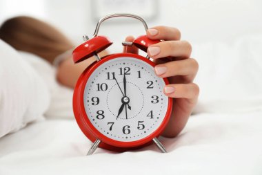 Çalar saat yatak odasında devre dışı bırakarak kadın