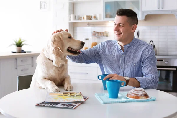 朝食を家庭で持っている彼のフレンドリーな犬の所有者の肖像画 — ストック写真